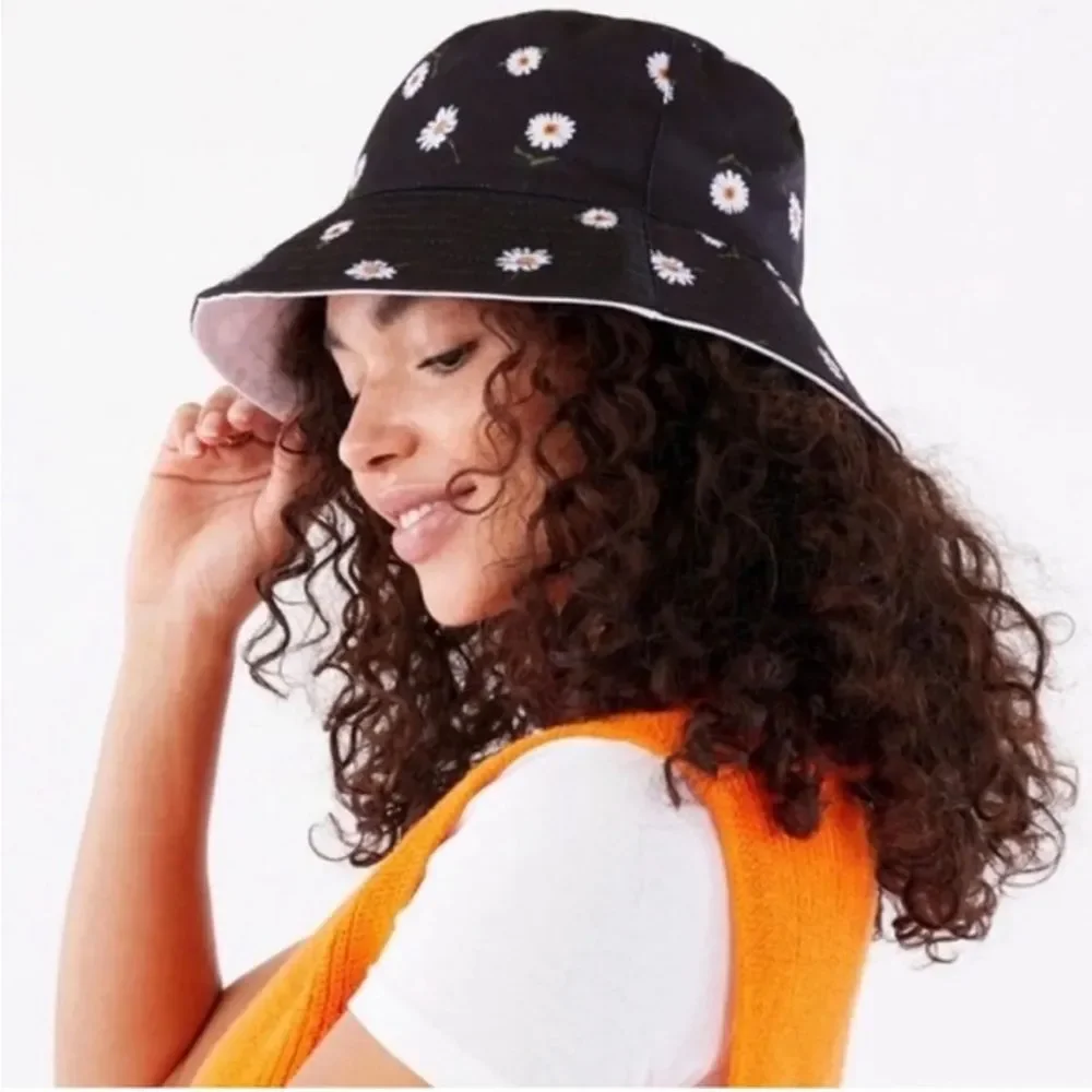 NWT Alice + Olivia x FabFitFun Reversible Bucket Hat Black & White Daisy Print